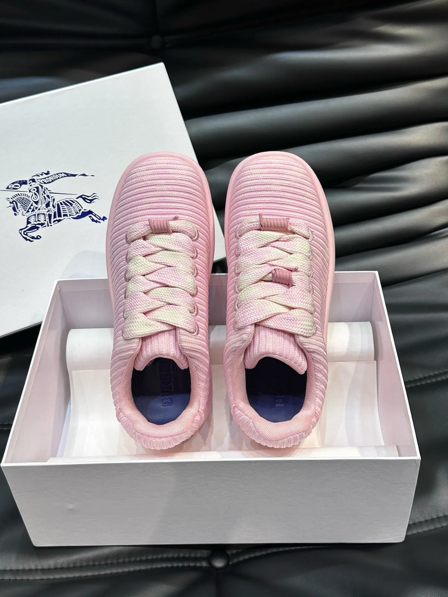 Factory price: 458💰Burberry Box series👫 Thick-soled casual sports shoes for couples, cool sneakers and bread shoes, purchased and developed from the original version, the top version of Box series sports shoes, made of original plaid/knitted fabric, embellished with EKD embossing. Made of mesh lining, the laces are decorated with metal coils, the rubber sole is decorated with the Burberry letter logo, and the original molded 3.5CM two-color T men's shoe 💰U outsole! Code number: 35-45 (35-45 customized)